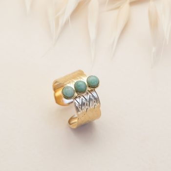 Bague ornée de 3 petites pierres
